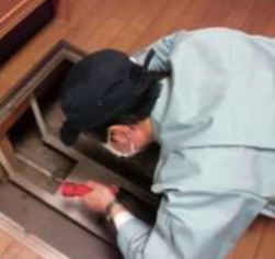 床下の耐震診断を行う様子