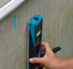 鉄筋の有無、老朽度・ひび割れ、コンクリート強度など基礎部分の耐震診断を行う様子